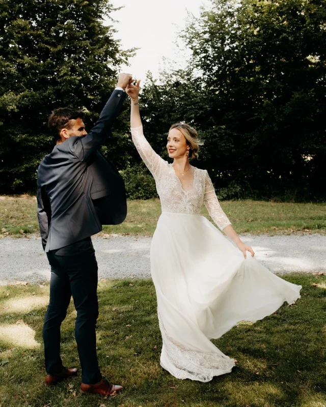 Le modèle Alexandra mis à l’honneur par la talentueuse @claire_huteau 
Lieu @chateaudelabeauvais 
Maquillage et coiffure  @kaoutarhairstylist 
Les amoureux ❤️ @morganarribard @demaismarie 
#robedemariee #weddingdresses
#mariage #instamariage #bride #robes #dresses #bohemechic #boheme #bohowedding  #bohobride #bridal #bridetobe #wedding #instawed #boutique #couture #Paris #elsagary