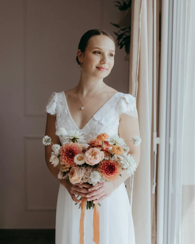 Servane a choisi de porter la robe Crépuscule avec ce magnifique tissus en cascade de fleurs.🌸 
Pour découvrir cette robe et toute notre collection n’hésitez pas à prendre rendez-vous dans la boutique la plus proche de chez vous.
Liste de nos magasins sur notre site
Crédit photos @agathe_p_photographe 
#robedemariee #weddingdresses
#mariage #instamariage #bride #robes #dresses #bohemechic #boheme #bohowedding  #bohobride #bridal #bridetobe #wedding #instawed #boutique #couture #Paris #elsagary